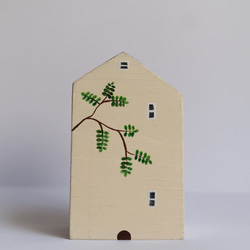 手繪小房子｜童話樹｜藍天照映窗戶｜觀葉植物 第3張的照片