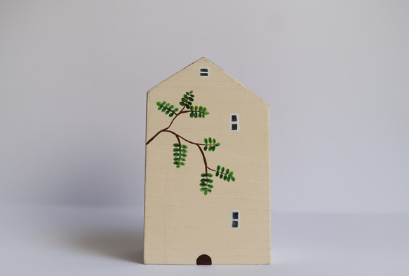 手繪小房子｜童話樹｜藍天照映窗戶｜觀葉植物 第3張的照片