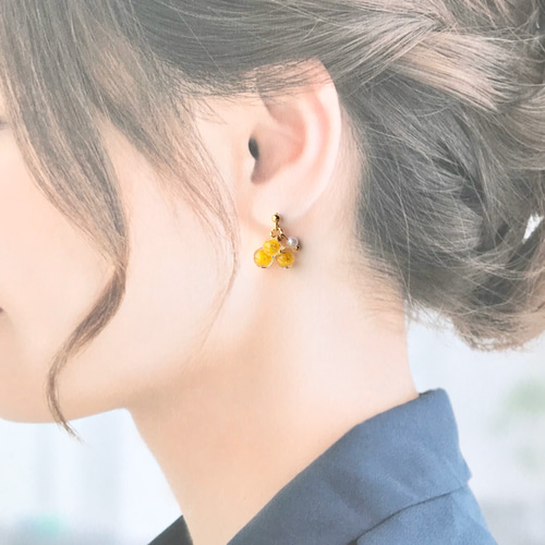 フレッシュミモザの鮮やかイエロー ゆれるお花の球体ピアス/イヤリング 