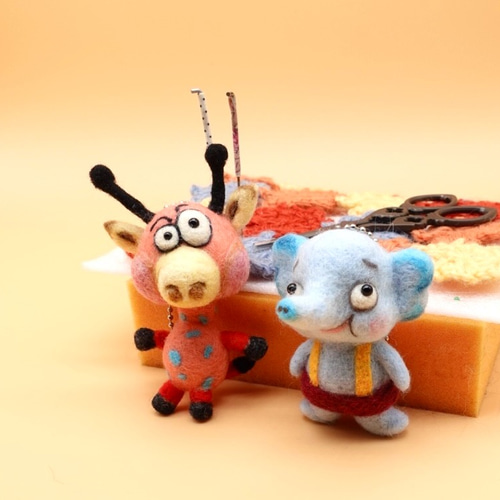 まつ毛が長いキリンちゃん 羊毛フェルト