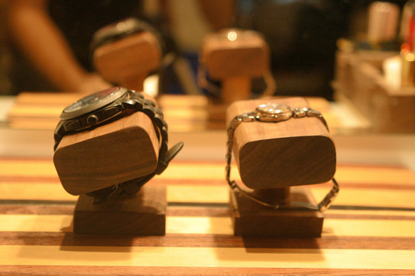 天然無垢材 ウォールナット 腕時計スタンド　ウォッチスタンド  シングル用 3枚目の画像