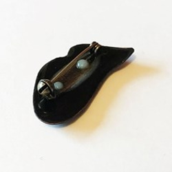 "Poison from the lips"brooch. 2枚目の画像