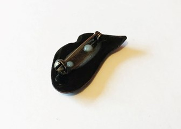 "Poison from the lips"brooch. 2枚目の画像