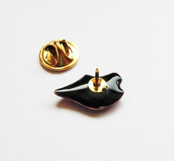 //七宝焼き//"Talkative lips"brooch pin. 2枚目の画像