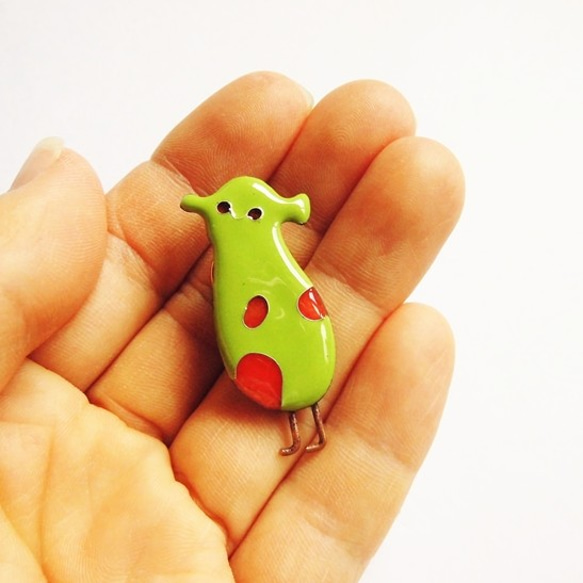 //七宝焼き//"Alien"brooch pin. 2枚目の画像