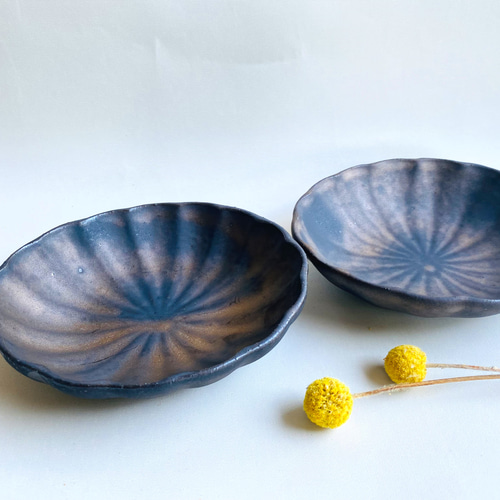金メタリックのちょとカッコいい輪花小鉢(楕円菊花) 小皿 studio