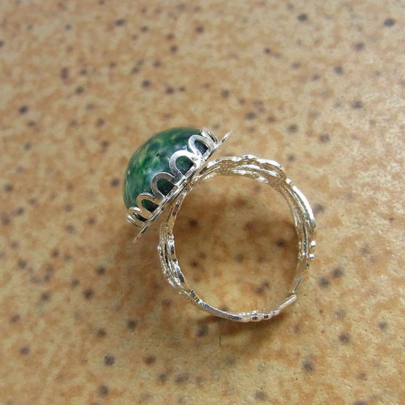 グリーンオパールグラスのリング（シルバーカラー） 2枚目の画像
