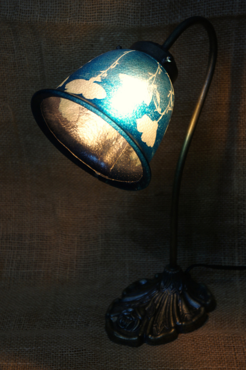 ボタニカルな青写真のテーブルランプ