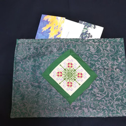 花刺繍のウォールポケット (収納もおしゃれに) 2枚目の画像