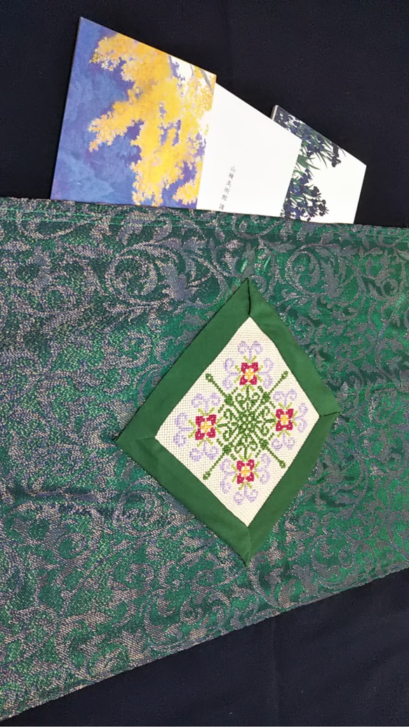 花刺繍のウォールポケット (収納もおしゃれに) 3枚目の画像