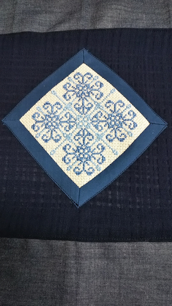 テーブルセンター 刺繍 雪模様 2枚目の画像