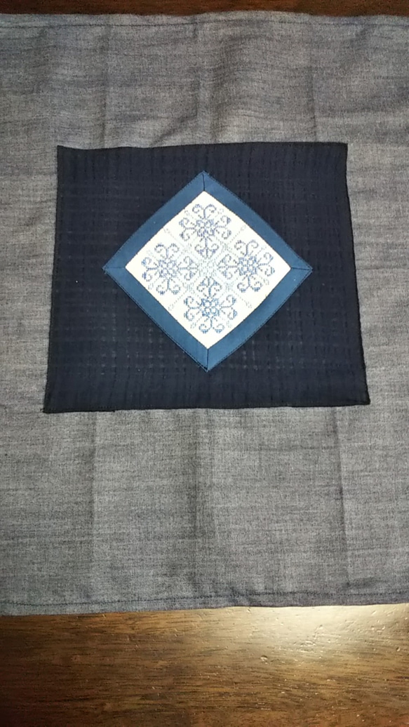 テーブルセンター 刺繍 雪模様 3枚目の画像