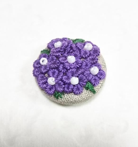 刺繍あじさい くるみボタンのブローチ(紫) 1枚目の画像