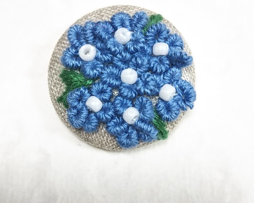 ❁hAnafany❁(専用) くるみボタン　鳥刺繍　ブローチ ❁hAnafany❁(専用)58mm くるみボタン 鳥刺繍 ブローチのみ