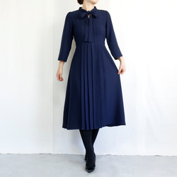 『授乳服』通年着用できるジョーゼット プリーツボウタイリボンワンピ 紺【Ｍ】フォーマル結婚式 KMC-J 073658 2枚目の画像