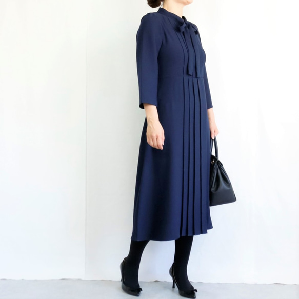 『授乳服』通年着用できるジョーゼット プリーツボウタイリボンワンピ 紺【Ｍ】フォーマル結婚式 KMC-J 073658 3枚目の画像
