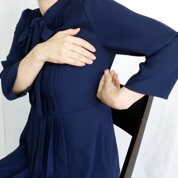 『授乳服』通年着用できるジョーゼット プリーツボウタイリボンワンピ 紺【Ｍ】フォーマル結婚式 KMC-J 073658 6枚目の画像