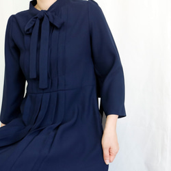 『授乳服』通年着用できるジョーゼット プリーツボウタイリボンワンピ 紺【Ｍ】フォーマル結婚式 KMC-J 073658 8枚目の画像