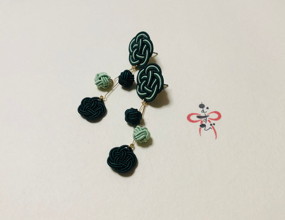 【再出品】【送料無料（定形外郵便）】水引ピアス　梅結び・玉結びコラボ《松色&青磁色》 2枚目の画像
