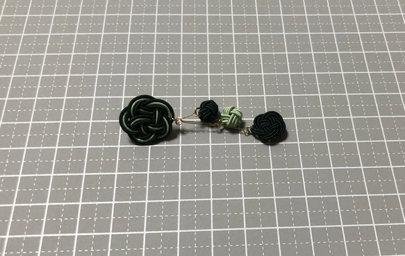 【再出品】【送料無料（定形外郵便）】水引ピアス　梅結び・玉結びコラボ《松色&青磁色》 3枚目の画像