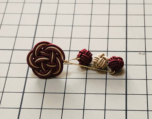 【再出品】【送料無料（定形外郵便）】水引ピアス　梅結び・玉結びコラボ《ワインレッド&ベージュ》 3枚目の画像