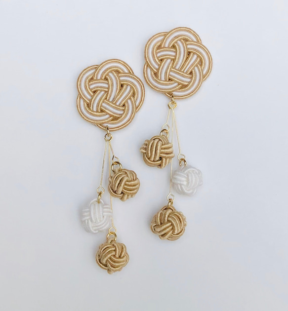 【再出品】【送料無料（定形外郵便）】水引ピアス　梅結び・玉結びコラボ《ベージュ&白》 1枚目の画像