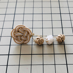 【再出品】【送料無料（定形外郵便）】水引ピアス　梅結び・玉結びコラボ《ベージュ&白》 3枚目の画像