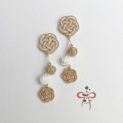 【再出品】【送料無料（定形外郵便）】水引ピアス　梅結び・玉結びコラボ《ベージュ&白》 1枚目の画像