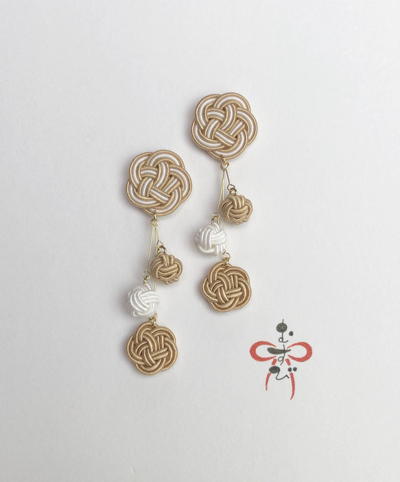 【再出品】【送料無料（定形外郵便）】水引ピアス　梅結び・玉結びコラボ《ベージュ&白》 1枚目の画像