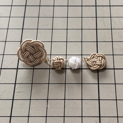 【再出品】【送料無料（定形外郵便）】水引ピアス　梅結び・玉結びコラボ《ベージュ&白》 3枚目の画像