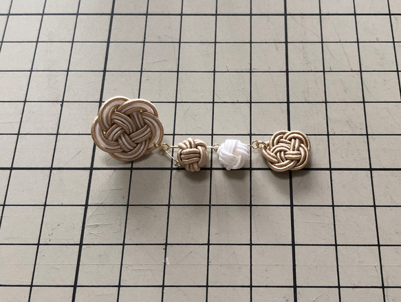 【再出品】【送料無料（定形外郵便）】水引ピアス　梅結び・玉結びコラボ《ベージュ&白》 3枚目の画像
