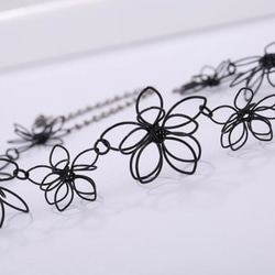 花のネックレス ワイヤーネックレス クールなブラックカラー  細め クリーマ限定 2枚目の画像