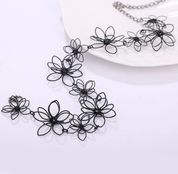 花のネックレス ワイヤーネックレス クールなブラックカラー  細め クリーマ限定 4枚目の画像