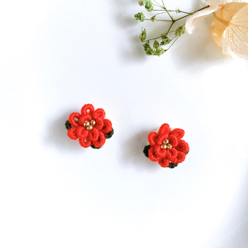 ポインセチアの立体手刺繍ピアス/イヤリング 冬 小さい