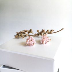 春色ミルキーピンクのさんかくつぶつぶ刺繍ピアス/イヤリング　桜 3枚目の画像