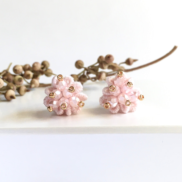 春色ミルキーピンクのさんかくつぶつぶ刺繍ピアス/イヤリング　桜 2枚目の画像