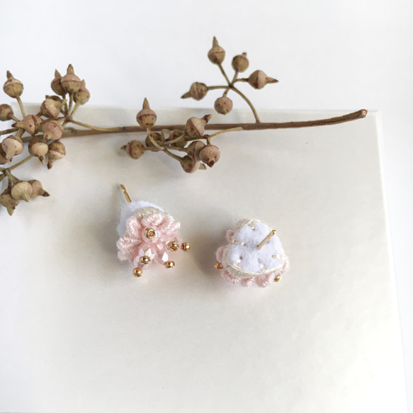 春色ミルキーピンクのさんかくつぶつぶ刺繍ピアス/イヤリング　桜 5枚目の画像