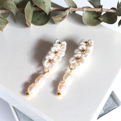 バロックパールと小さい花のシンプル手刺繍ピアス/イヤリング　ホワイト　淡水パール 6枚目の画像