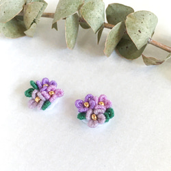 小さな紫陽花の手刺繍ピアス/イヤリング　紫　梅雨 3枚目の画像