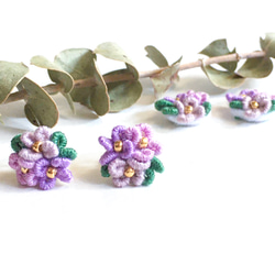 小さな紫陽花の手刺繍ピアス/イヤリング　紫　梅雨 4枚目の画像