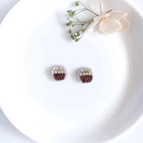 小さいチョコレートブラウンのつぶつぶ刺繍ピアス/イヤリング まる