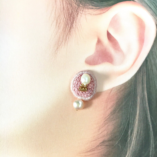 淡水パールとベビーピンクのたまご刺繍ピアス/イヤリング バロック