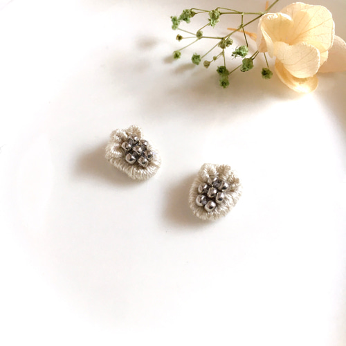 ハンサムシルバーパイナップルの手刺繍ピアス/イヤリング 一粒ピアス  