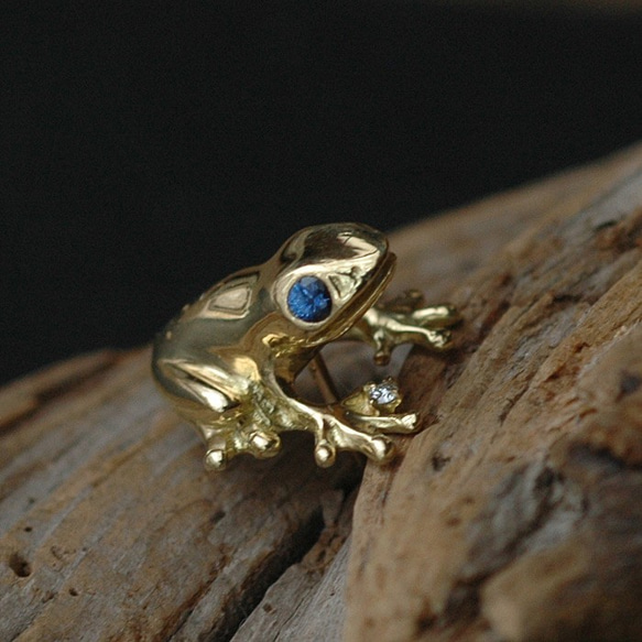 K18 ゴールド　サファイヤ　ダイヤ使用　カエルのピンブローチ 1枚目の画像