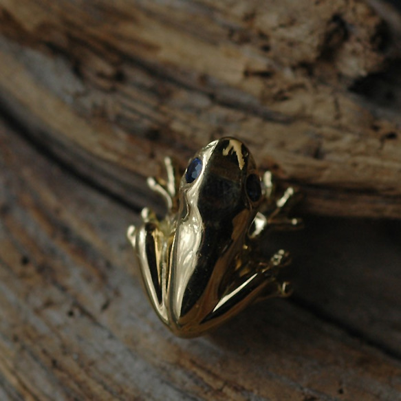 K18 ゴールド　サファイヤ　ダイヤ使用　カエルのピンブローチ 2枚目の画像