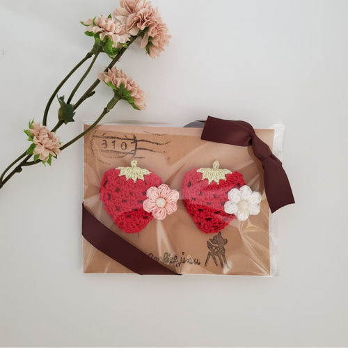 大きな手編みのイチゴとお花のピン＊ベビー&キッズヘアクリップピン