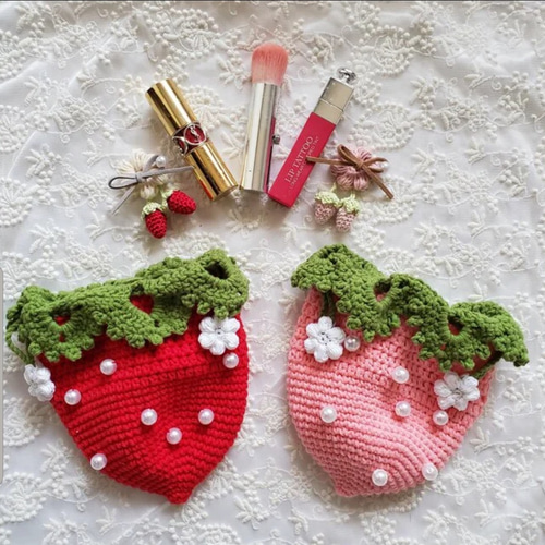 ハンドメイド・いちご刺繍のまるいポシェット ハンドメイド・いちご刺繍のまるいポシェット かわいいイチゴポーチの