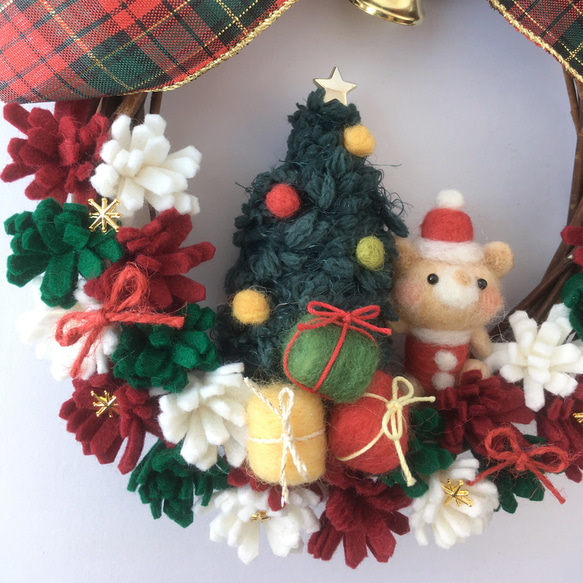 ♪くまちゃんサンタの楽しいクリスマスリース♪ 飾り　羊毛フェルト　フラワー　フェルト　壁掛け　クリスマス　 3枚目の画像