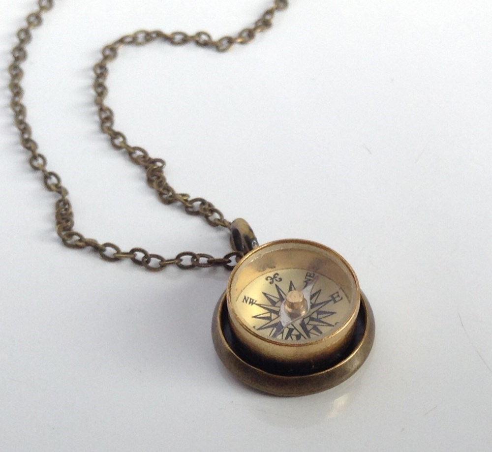 アンティーク ヴィンテージ K18陽刻 彫金 方位磁針 ロケット