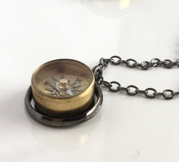 コンパスネックレス ガンメタル色 ネックレス・ペンダント